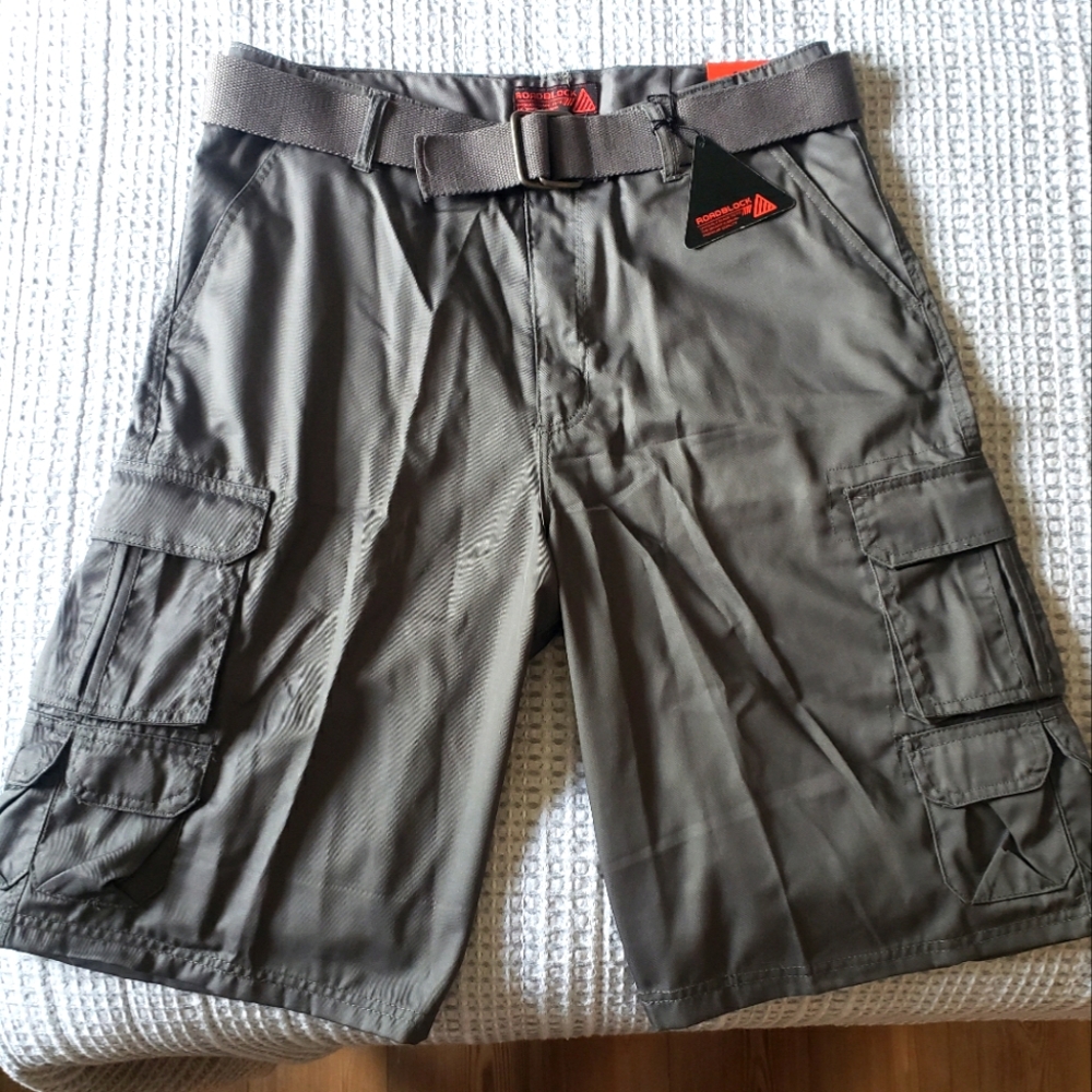 Men's Roadblock cargo shorts Size 32, brand new